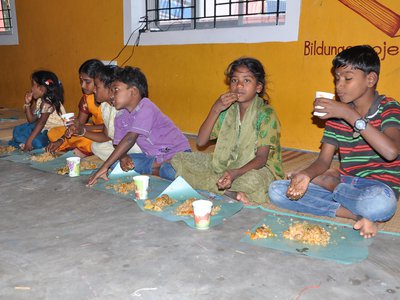 Nach dem Yoga bekommen die Kinder eine gesunde und traditionelle Mahlzeit.