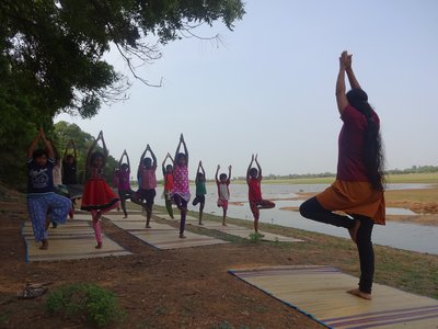Am Wochenende gibt es Yogaunterricht für die Bildungsprojektkinder