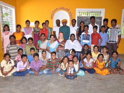 Bei unserem Besuch im Frühjahr 2017: Wir mit dem indischen Team und einigen Bildungsprojektkindern
